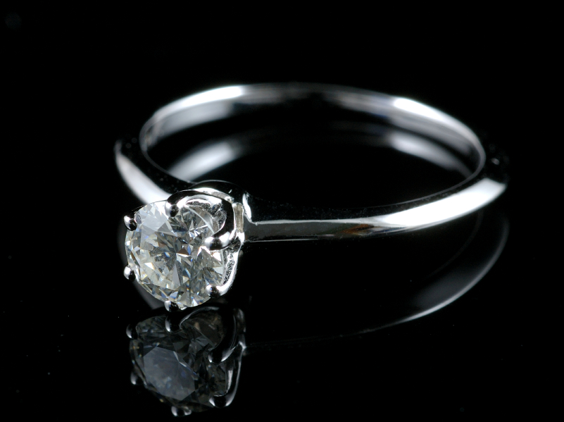 elegant solitaire diamond platinum engagement ring